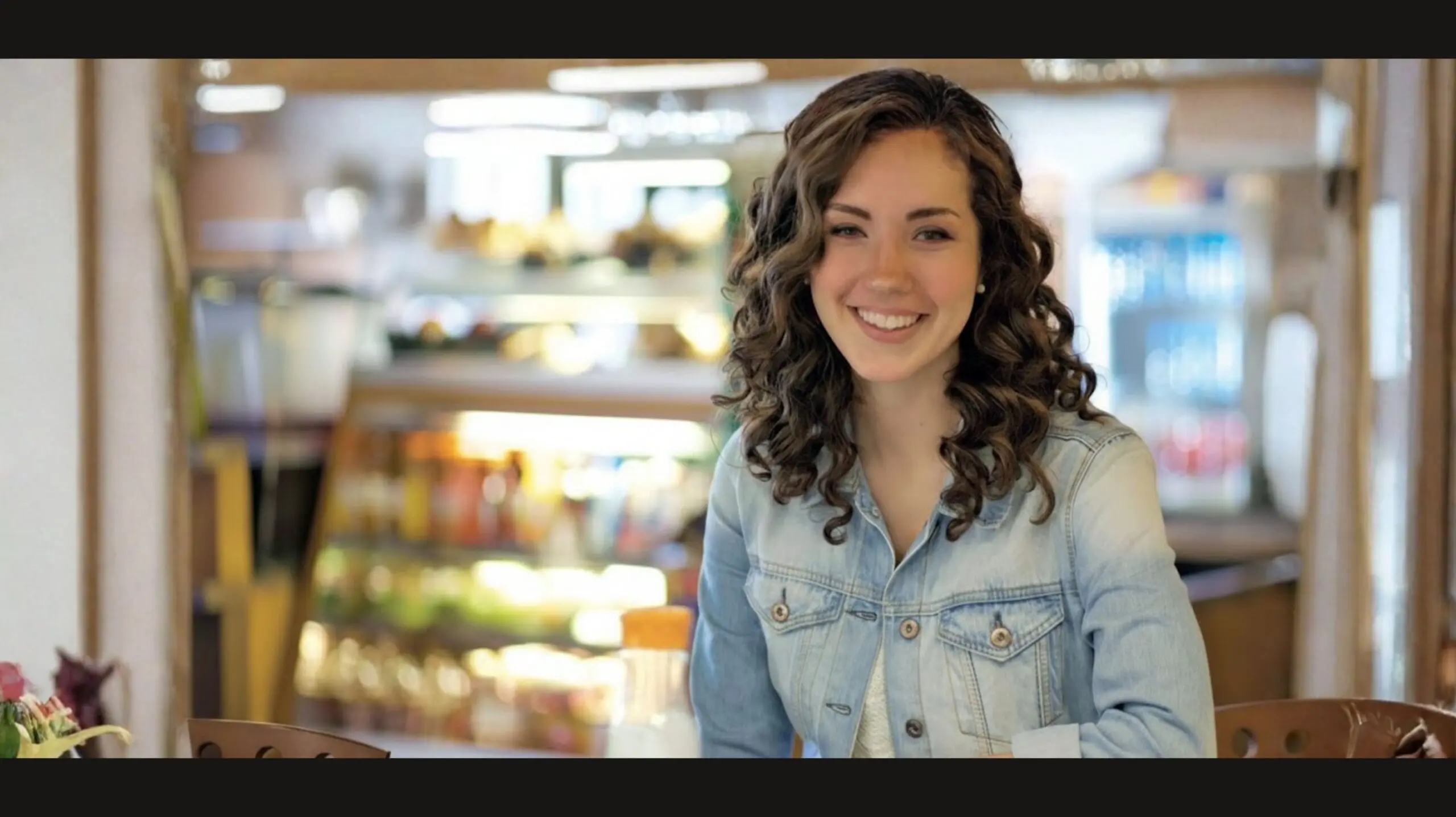 A student smiling at the cafe